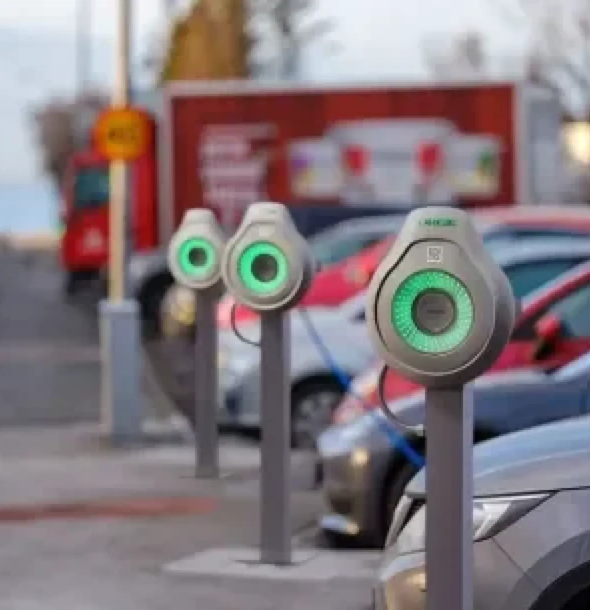 Açık otoparkta yan yana üç ayaklı ORGE Round.