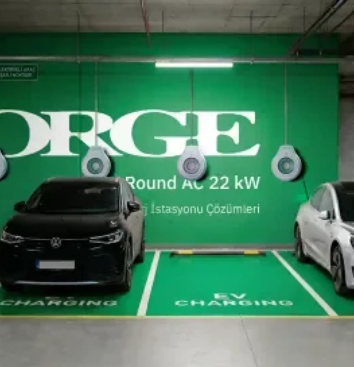 Kapalı otoparkta duvara monte ORGE Round üniteleri.